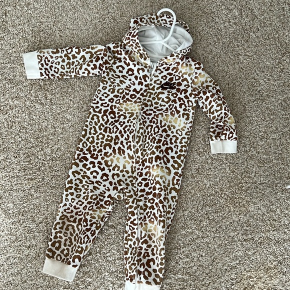 Nike Leopard Print Outfit - Picture 1 of 3